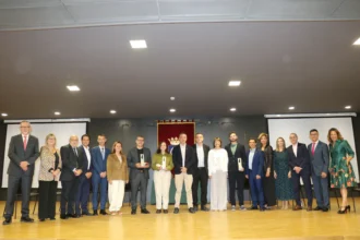 Premiados con los Premis Jaume I de la Vila de Llíria 2026 junto a autoridades municipales en el Centro Multiusos