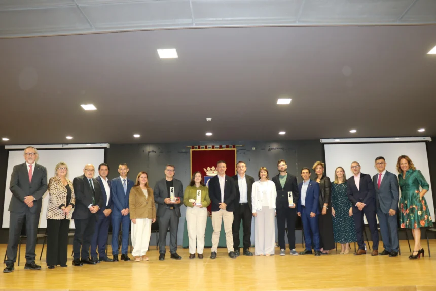 Premiados con los Premis Jaume I de la Vila de Llíria 2026 junto a autoridades municipales en el Centro Multiusos