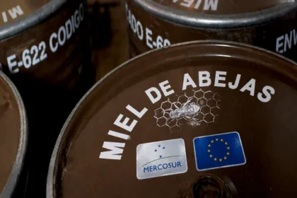 Bidones de miel con el distintivo de Mercosur y de la Unión Europea