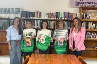 Responsables municipales de Museros con los premiados de la campaña ¿Qué te gustaría leer? en la agencia de lectura