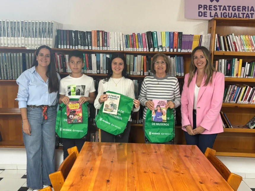 Responsables municipales de Museros con los premiados de la campaña ¿Qué te gustaría leer? en la agencia de lectura