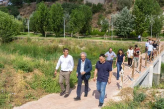 Grup de persones passejant per un camí del parc inundable de la Cantereria, a Ontinyent