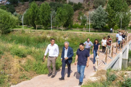 Grup de persones passejant per un camí del parc inundable de la Cantereria, a Ontinyent