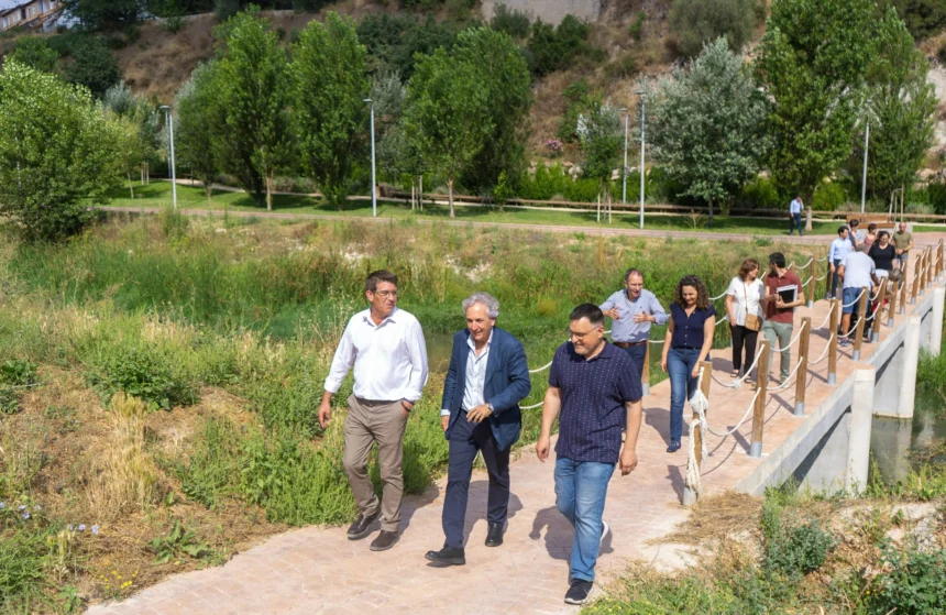 Grup de persones passejant per un camí del parc inundable de la Cantereria, a Ontinyent