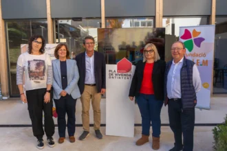 Representants de l'Ajuntament d'Ontinyent i d'ADIEM davant del cartell del Pla de Vivenda a la Casa del Delme