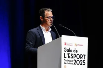 El regidor d'Esports d'Ontinyent, Ferran Gandia, intervé en la Gala de l'Esport de 2025