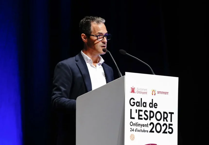 El regidor d'Esports d'Ontinyent, Ferran Gandia, intervé en la Gala de l'Esport de 2025