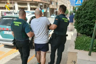 Agents de la Guàrdia Civil traslladen el detingut per la plantació de marihuana d'Ontinyent