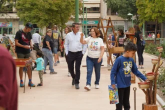 Famílies passejant pel parc del Mestre Ferrero d'Ontinyent durant el Tic Tac al parc