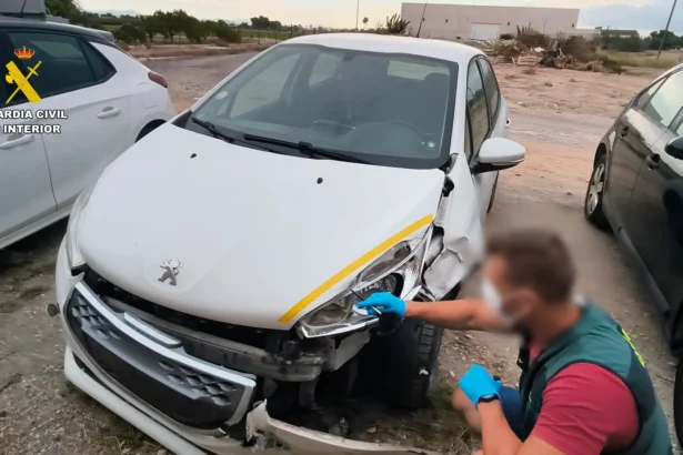Coche con el que el acusado presuntamente quiso atropellar a dos personas en Dolores.
