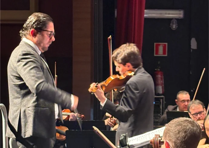 El director Allen Vladimir Gómez i el violinista Javier Comesaña durant l'assaig amb l'Orquestra Simfònica Caixa Ontinyent