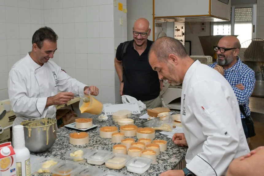 Cocineros elaborando cocas individuales en un obrador, observados por dos hombres