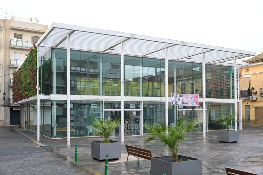 Fachada acristalada del Mercat Municipal de Paiporta con el jardín vertical en uno de sus laterales