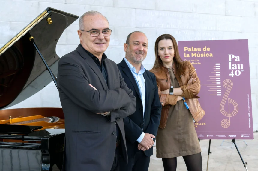 Tres personas posan junto a un piano y un cartel del 40 aniversario del Palau de la Música de València