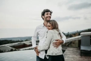 Volver a enamorarse después de los 50: claves para empezar sin miedo 15 parejaabrazada