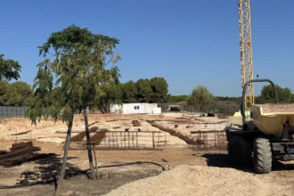 Obras del colegio privado junto al barranco de l'Endolçà, en Lloma Llarga (Paterna)
