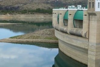 Presa i embassament amb aigua