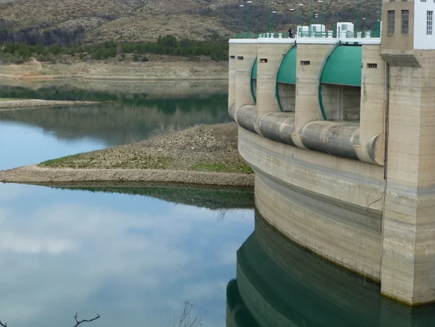 Presa i embassament amb aigua