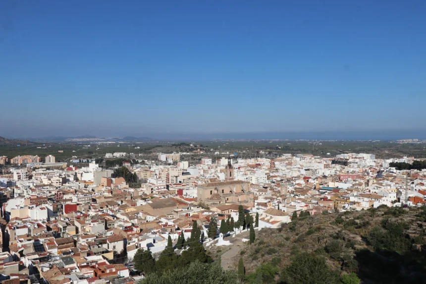 Vista panorámica del casco urbano de Sagunt con la iglesia en el centro y la huerta al fondo