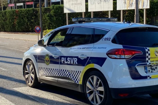 Coche patrulla de la Policía Local de San Vicente del Raspeig estacionado en una calle