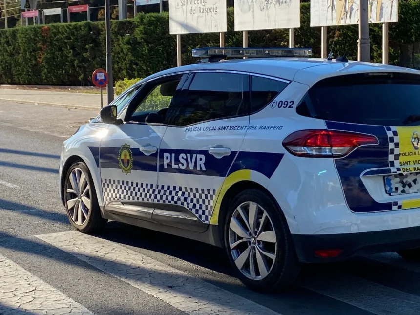 Coche patrulla de la Policía Local de San Vicente del Raspeig estacionado en una calle