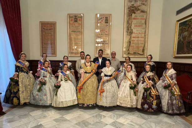 Las falleras mayores de Sueca 2027 y sus cortes de honor, con las bandas, en el salón de plenos del Ayuntamiento