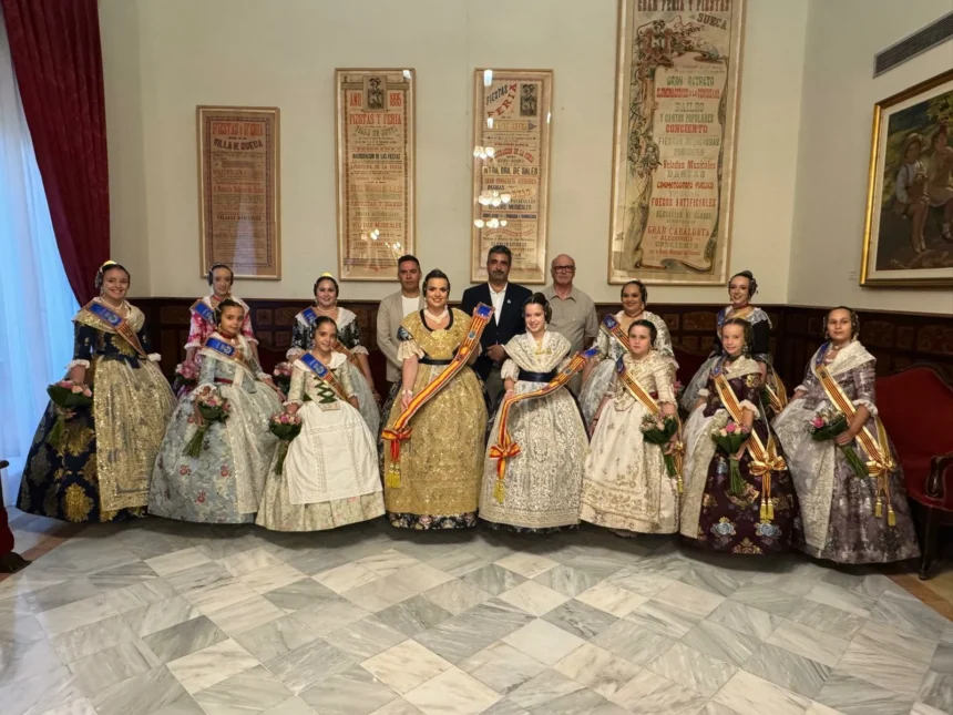 Las falleras mayores de Sueca 2027 y sus cortes de honor, con las bandas, en el salón de plenos del Ayuntamiento