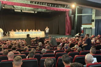 Asistentes a la subasta del coto de caza de aves acuáticas de Sueca en el Centre municipal Bernat i Baldoví