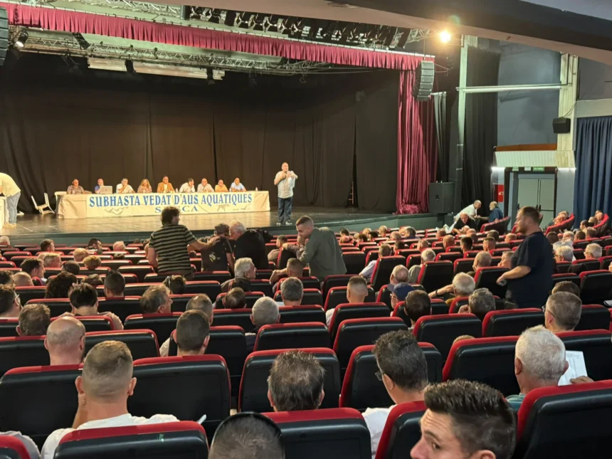 Asistentes a la subasta del coto de caza de aves acuáticas de Sueca en el Centre municipal Bernat i Baldoví