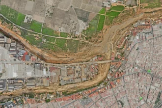 Vista aérea del barranco y de las zonas urbanas e industriales de Torrent afectadas por la dana