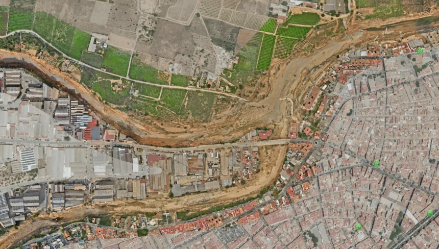 Vista aérea del barranco y de las zonas urbanas e industriales de Torrent afectadas por la dana