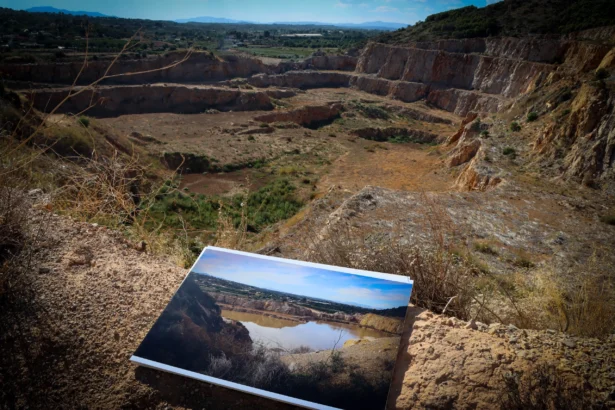 Antigua cantera de la Serra Perenxisa, en Torrent, con una fotografía de la cantera inundada en primer plano