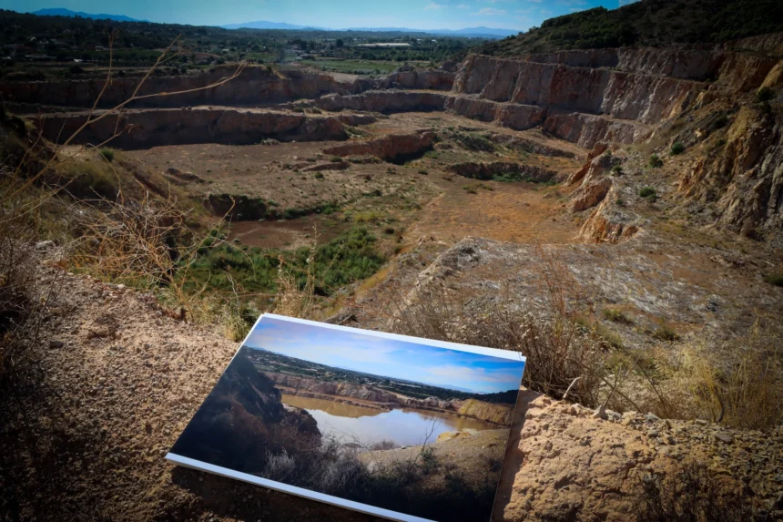 Antigua cantera de la Serra Perenxisa, en Torrent, con una fotografía de la cantera inundada en primer plano