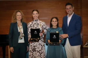 Torrent entrega las peinetas y aderezos a sus falleras mayores de 2027 antes de las exaltaciones 2 torrent falleras mayores 2027 peinetas
