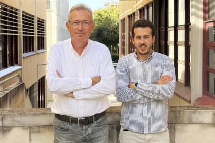 Los investigadores del IIAMA-UPV Félix Francés y Carles Beneyto posan con los brazos cruzados frente a un edificio