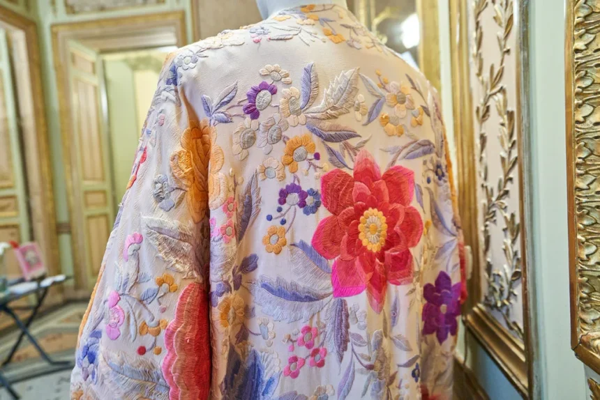 Mantón de Manila bordado con flores expuesto en el Museo de la Seda de València