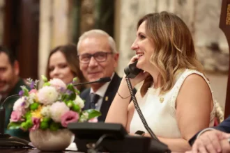 L'alcaldessa de València, Maria José Català, telefona a les falleres majors des de l'hemicicle de l'Ajuntament