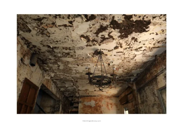 Techo y paredes de una estancia deteriorados por el agua y el barro