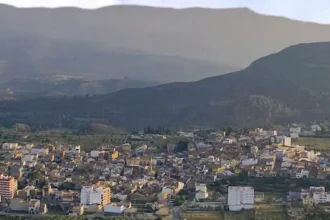 Vista panorámica de Yátova entre montañas, en la Hoya de Buñol