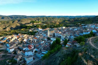 Vista panorámica aérea de Zarra y su entorno montañoso en el Valle de Cofrentes-Ayora