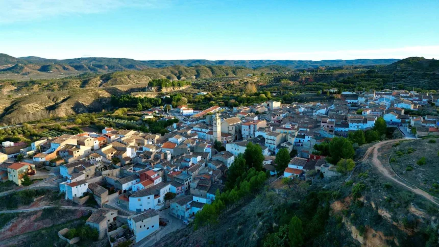 Vista panorámica aérea de Zarra y su entorno montañoso en el Valle de Cofrentes-Ayora